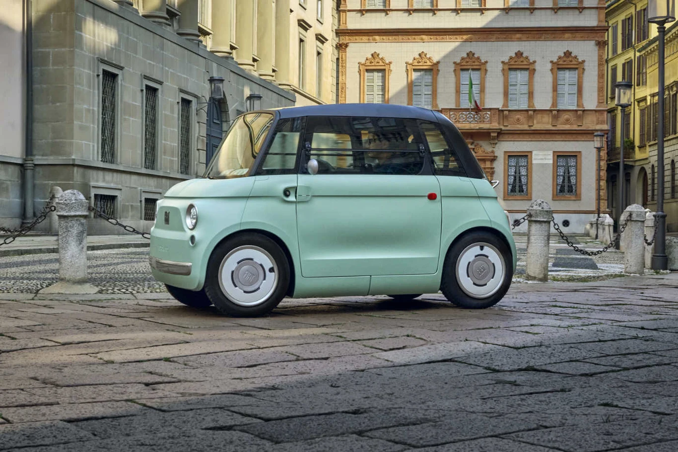 Mimo wspólnej konstrukcji i pewnych podobieństw stylistycznych, Topolino zdecydowanie różni się od Citroena Ami