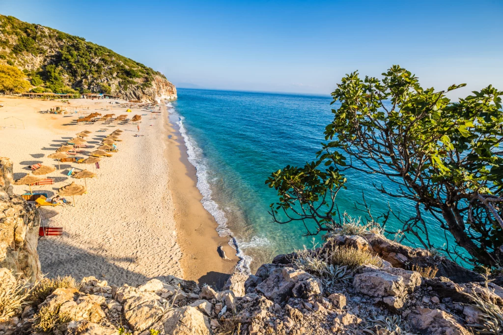 Plaża Gjipe znajduje się na południowym wybrzeżu Albanii, niedaleko miasta Himara