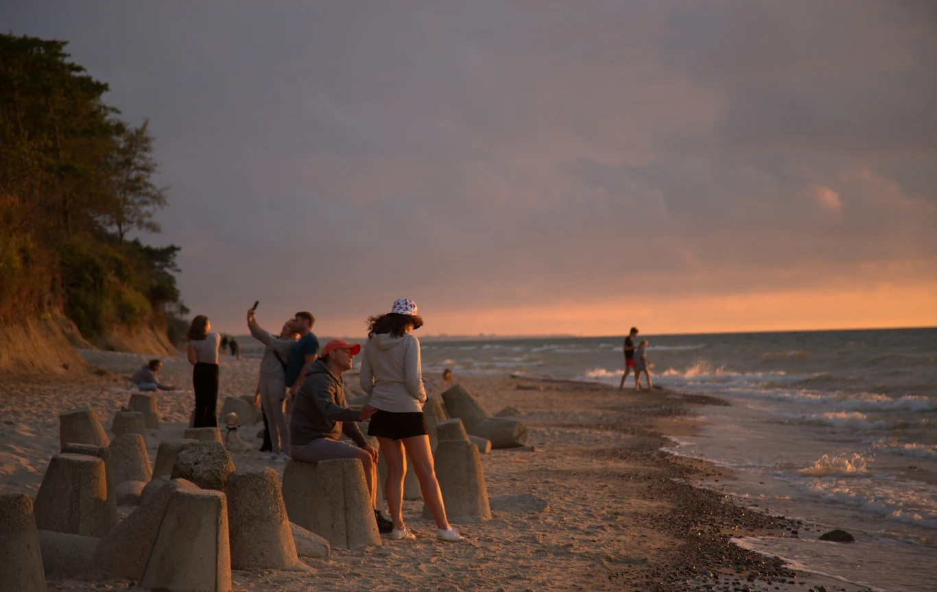 Szczególnie przyjemne jest podziwianie na plaży zachodów słońca Szczególnie przyjemne jest podziwianie na plaży zachodów słońca