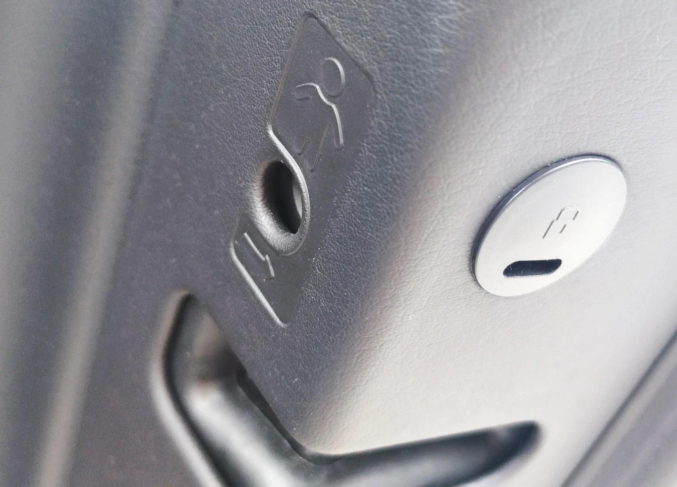 Tajemniczy przełącznik pomoże zablokować drzwi przed otwarciem. To blokada rodzicielska.