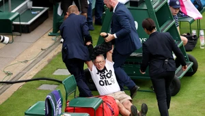 Aktywista w rękach służb bezpieczeństwa. To nie jest znak jakości dla Wimbledonu, bo akcja była planowana