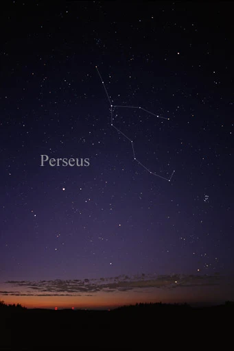 Układ Perseusza. Gwiazdozbiór znajduje się tuż pod konstelacją Kasjopei o charakterystycznym kształcie litery "W". Układ Perseusza. Gwiazdozbiór znajduje się tuż pod konstelacją Kasjopei o charakterystycznym kształcie litery "W".