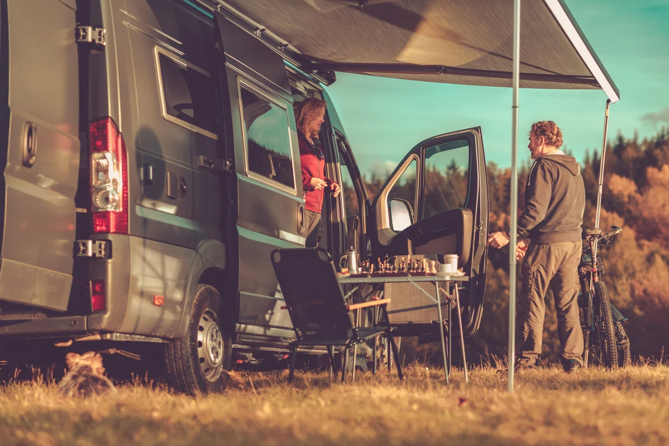 Część mieszkalna kampera pełna jest elementów, które przy zderzeniu stają się szczególnie niebezpieczne. Jakie prawo jazdy, aby prowadzić kampera? Bardzo ważna jest masa pojazdu.