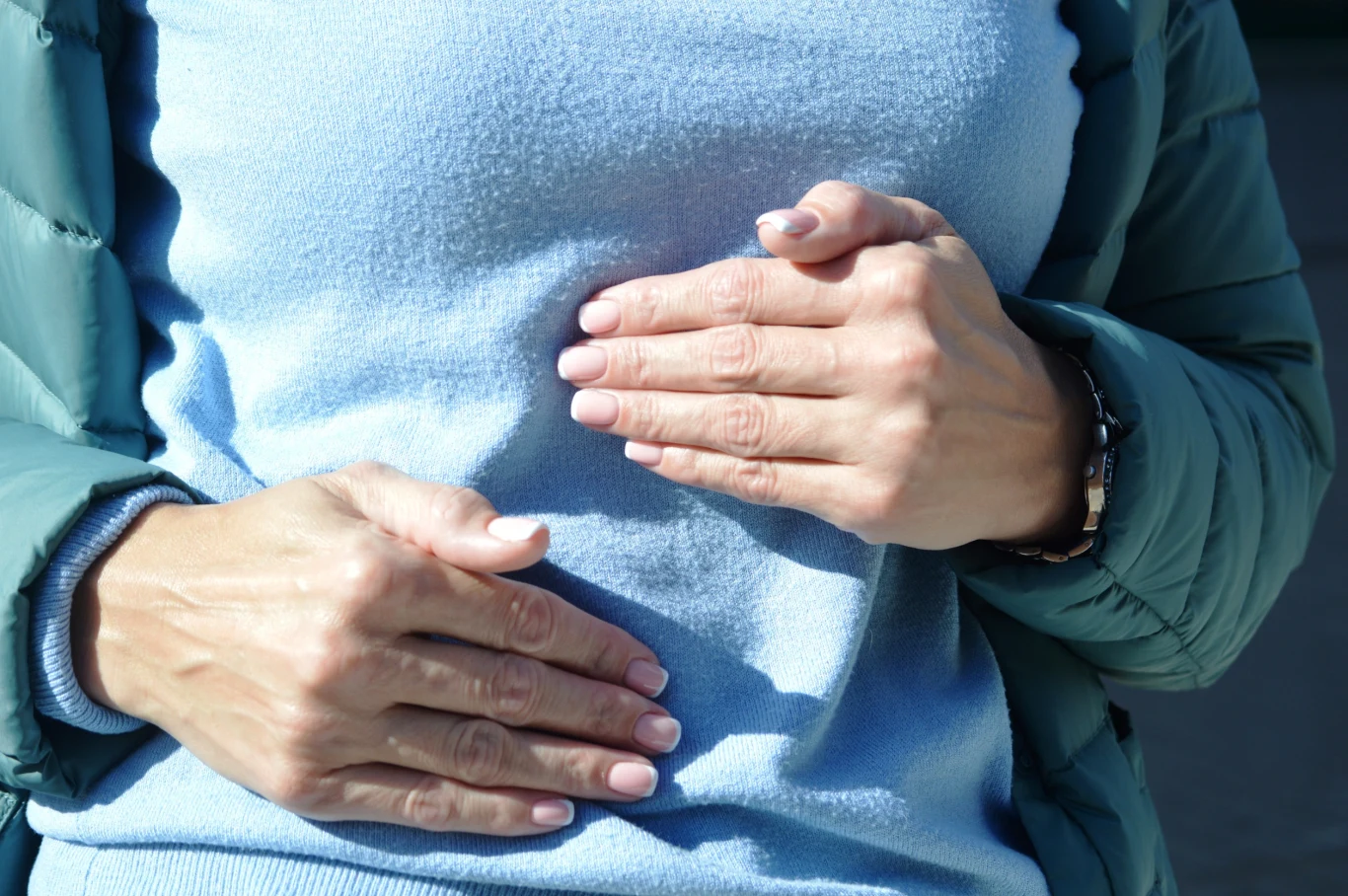Ból w nadbrzuszu, wzdęcia i zgaga to objawy, które pojawiają się w chorobie wrzodowej