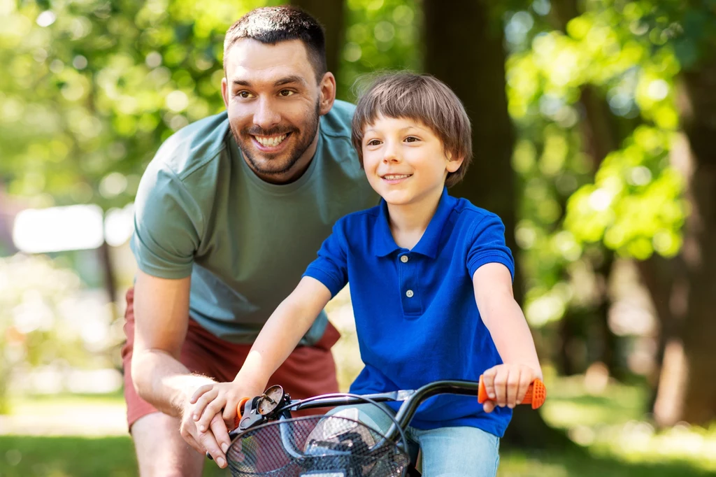 Nawet jeśli dziecko ma kartę rowerową, dobrze upewnić się, czy zna zasady ruchu rowerowego w praktyce. Dobrym pomysłem jest wybranie się z dzieckiem na przejażdżkę, by oswoić je z poruszaniem się na jezdni.