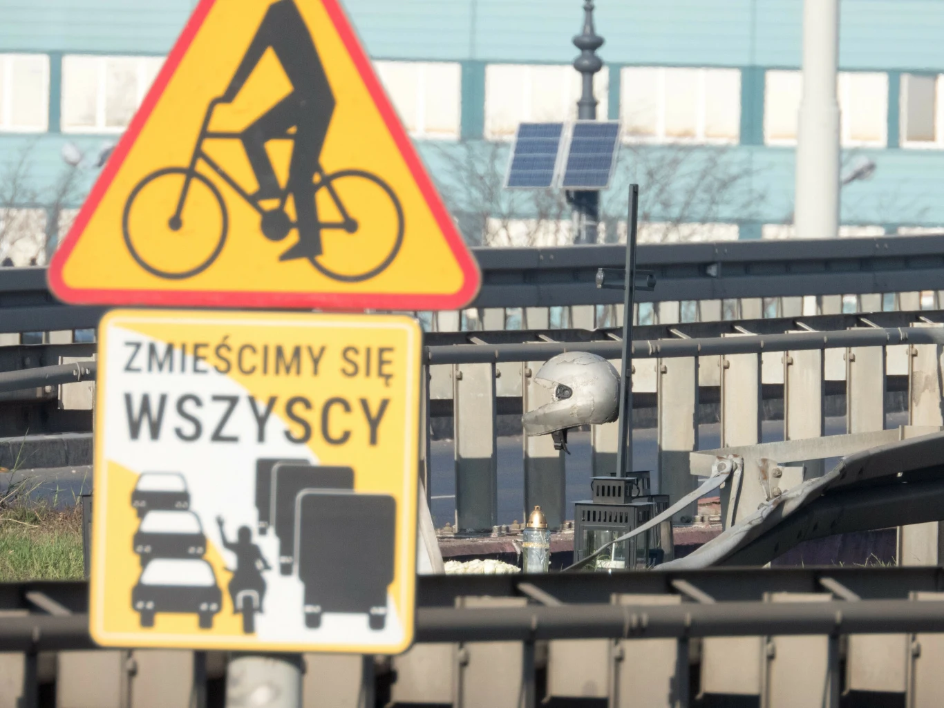 Znak informujący o zasadach w ruchu drogowym