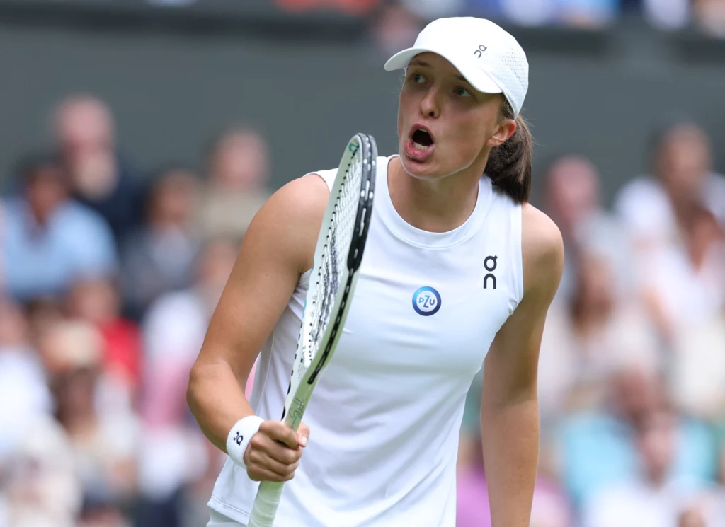 Iga Świątek w akcji na kortach Wimbledonu Iga Świątek w akcji na kortach Wimbledonu