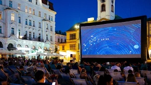 Kino na Granicy to również pokazy plenerowe. Co roku do Cieszyna przyjeżdżają setki filmowych gwiazd i tysiące widzów