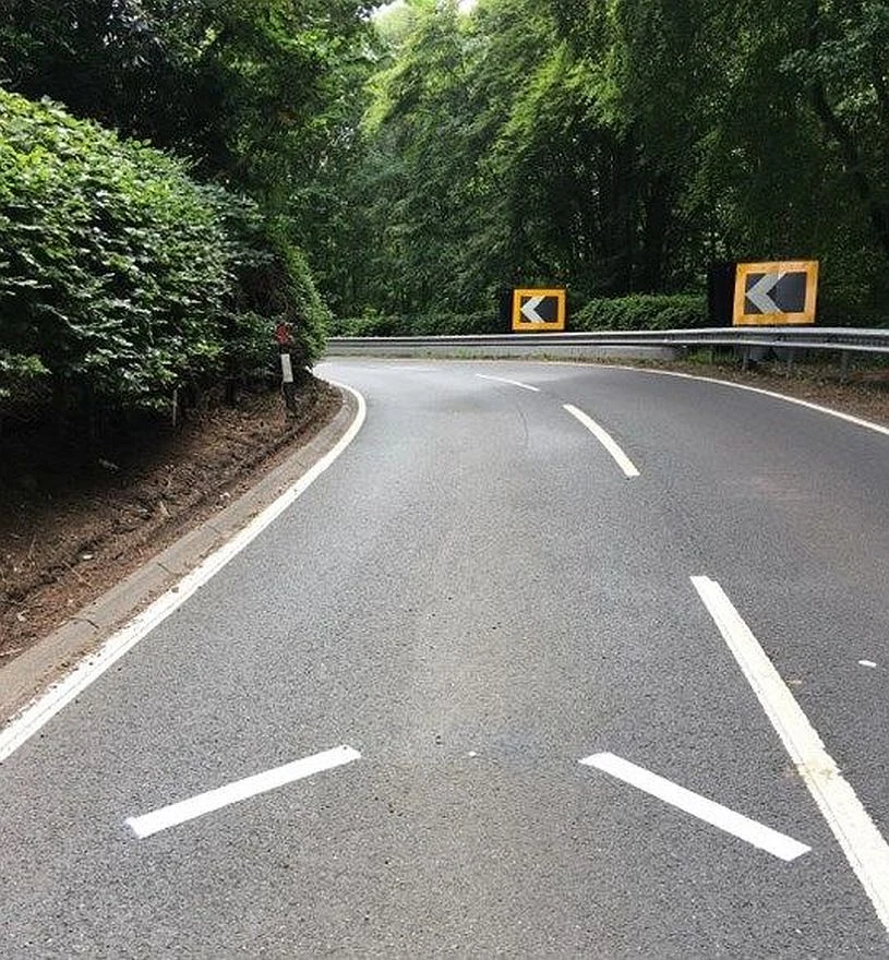 Ukośne linie mają naprowadzić motocyklistę na właściwy tor jazdy i spowodować, że zmniejszy prędkość / Ministerstwo Transportu Szkocji Ukośne linie mają naprowadzić motocyklistę na właściwy tor jazdy i spowodować, że zmniejszy prędkość / Ministerstwo Transportu Szkocji