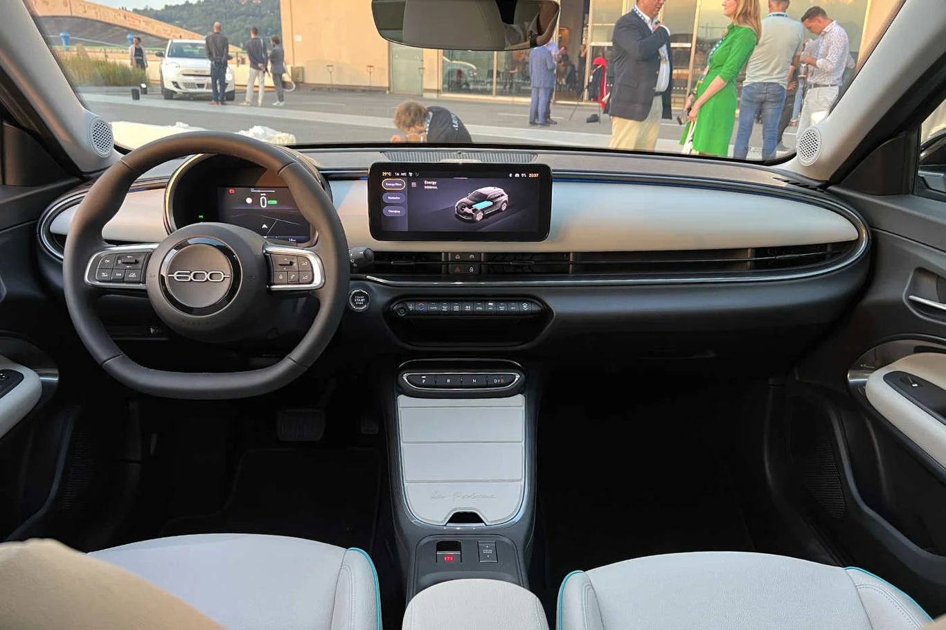 Fiat 600e dostępny będzie również w odmianie z wnętrzem wykończonym jasną skórą ekologiczną Fiat 600e dostępny będzie również w odmianie z wnętrzem wykończonym jasną skórą ekologiczną