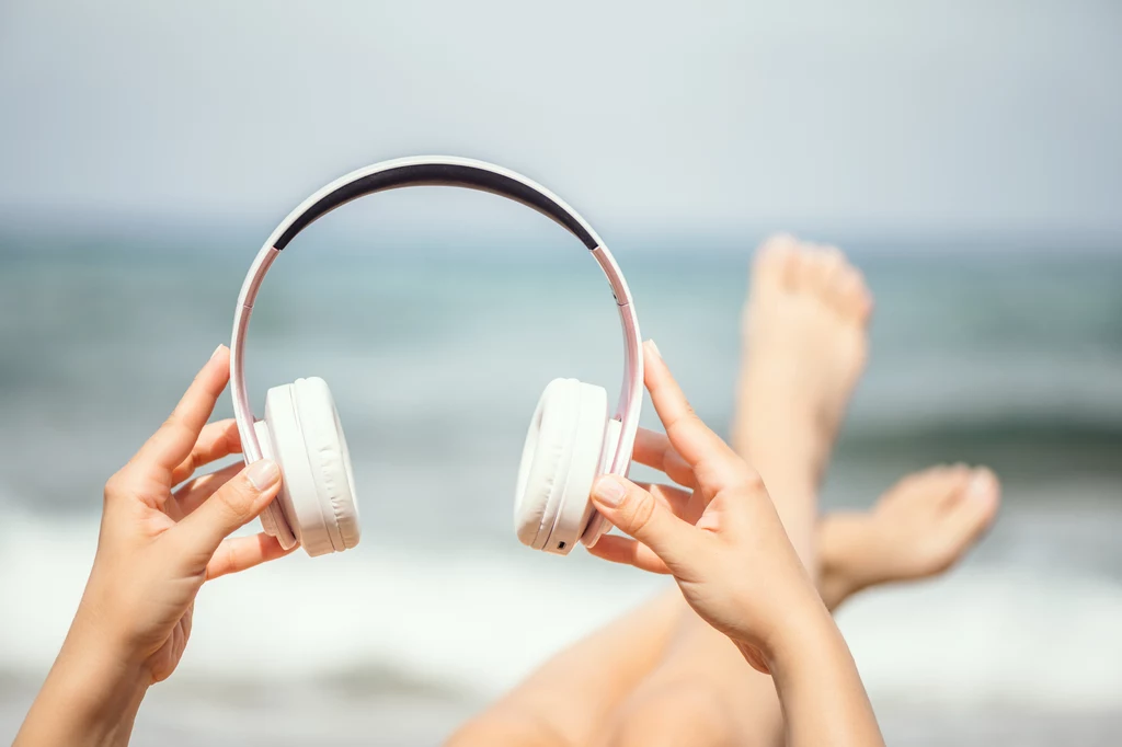 Chcesz umilić sobie czas na plaży słuchając muzyki? Załóż słuchawki
