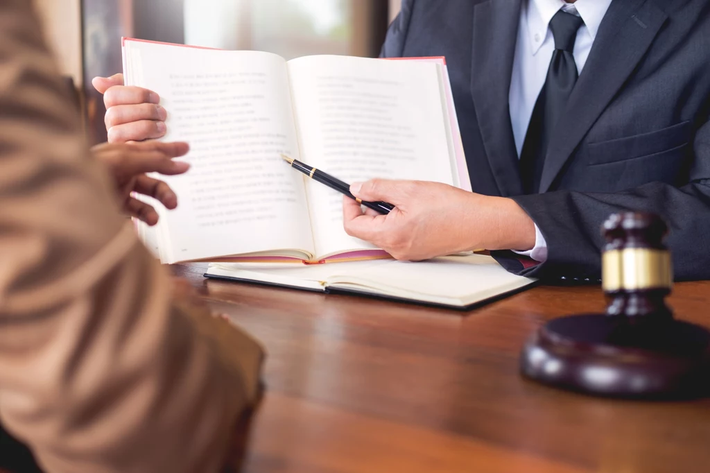 Spadkobiercy mogą zainicjować postępowanie spadkowe w sądzie lub u notariusza