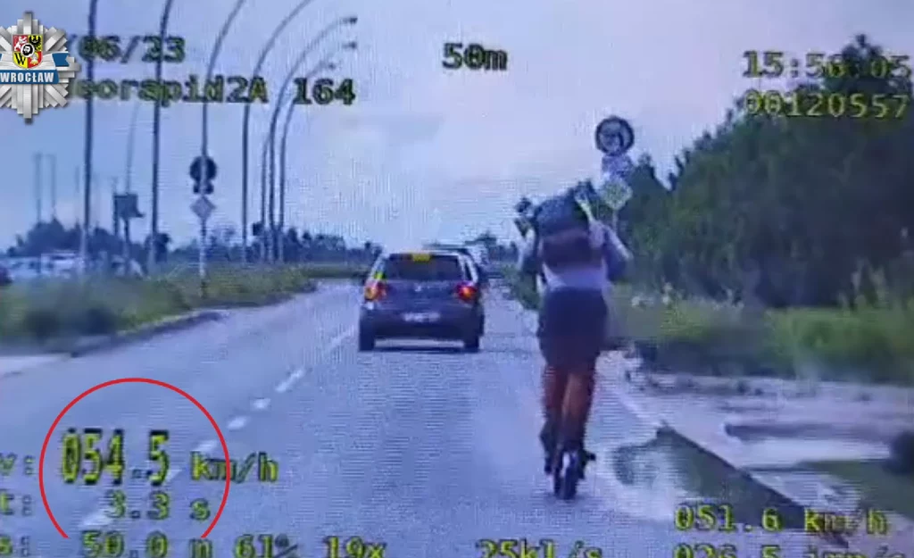 45-latek jechał hulajnogą elektryczną 54 km/h 45-latek jechał hulajnogą elektryczną 54 km/h