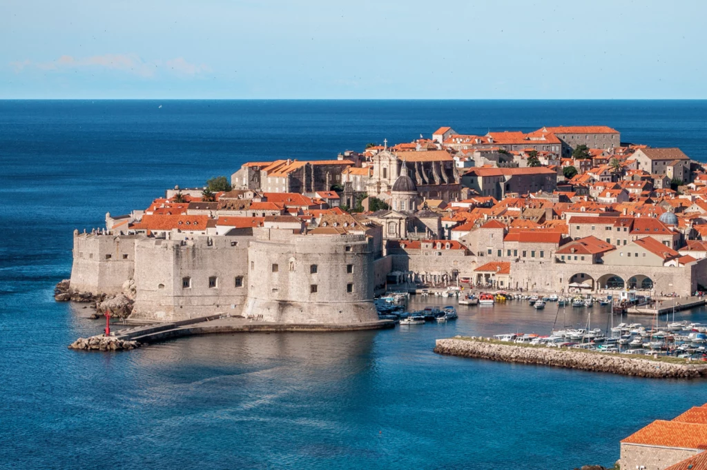 Największe i najbardziej popularne wyspy Chorwacji to m.in. Krk, Brac, Hvar, Cres, Korcula i Vis