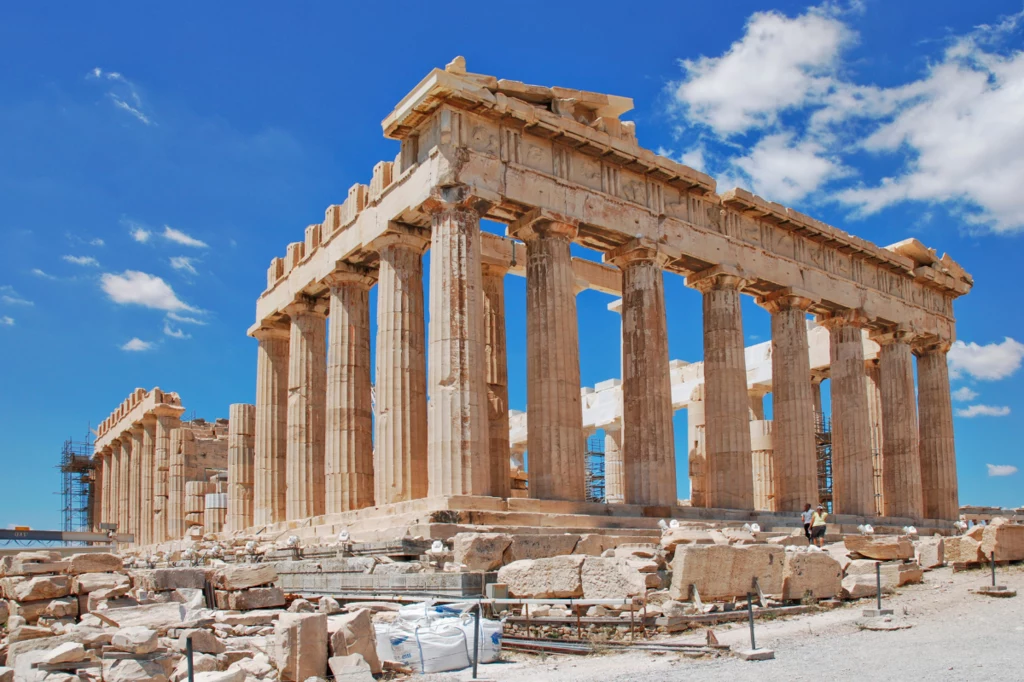 Partenon znajduje się na wzgórzu Akropol w Atenach, stolicy Grecji