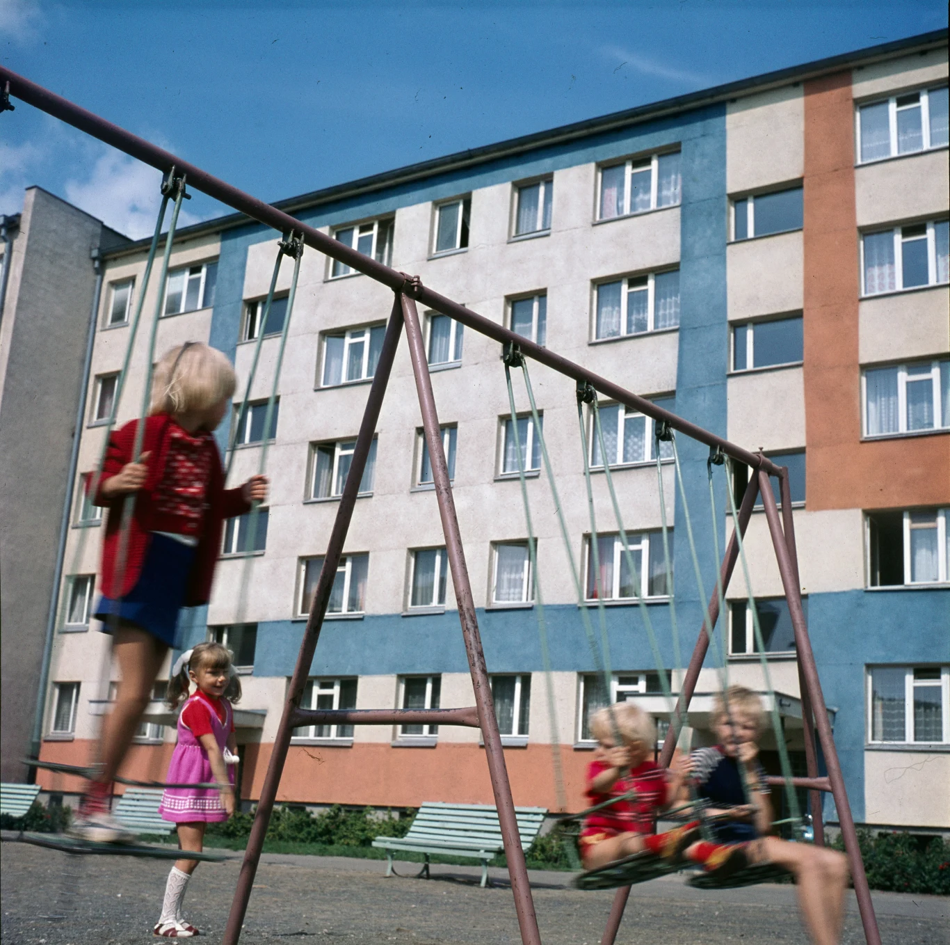 Huśtawki czy przyrządy kaskaderskie? Huśtawki czy przyrządy kaskaderskie?