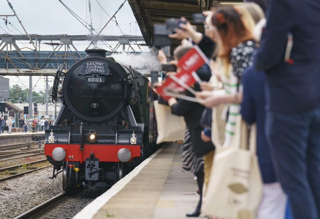 Latający Szkot wjeżdża na  Doncaster Railway Station