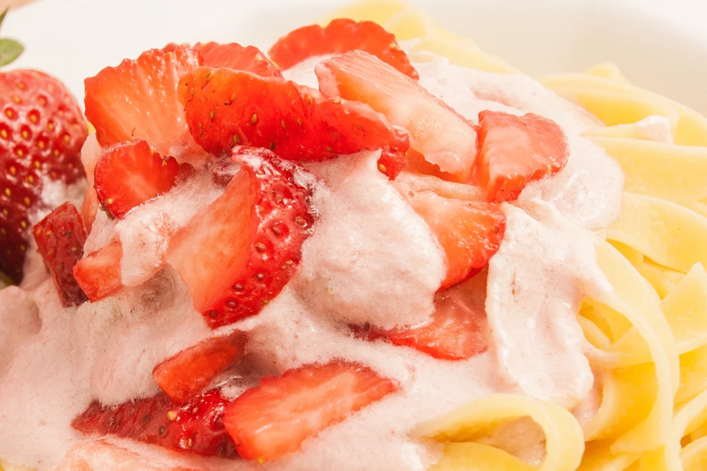 Makaron z truskawkami to posiłek, któremu nie można się oprzeć w upalne lato