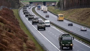 Żołnierze z 17. Wielkopolskiej Brygady Zmechanizowanej jadący na ćwiczenia w 2022 roku