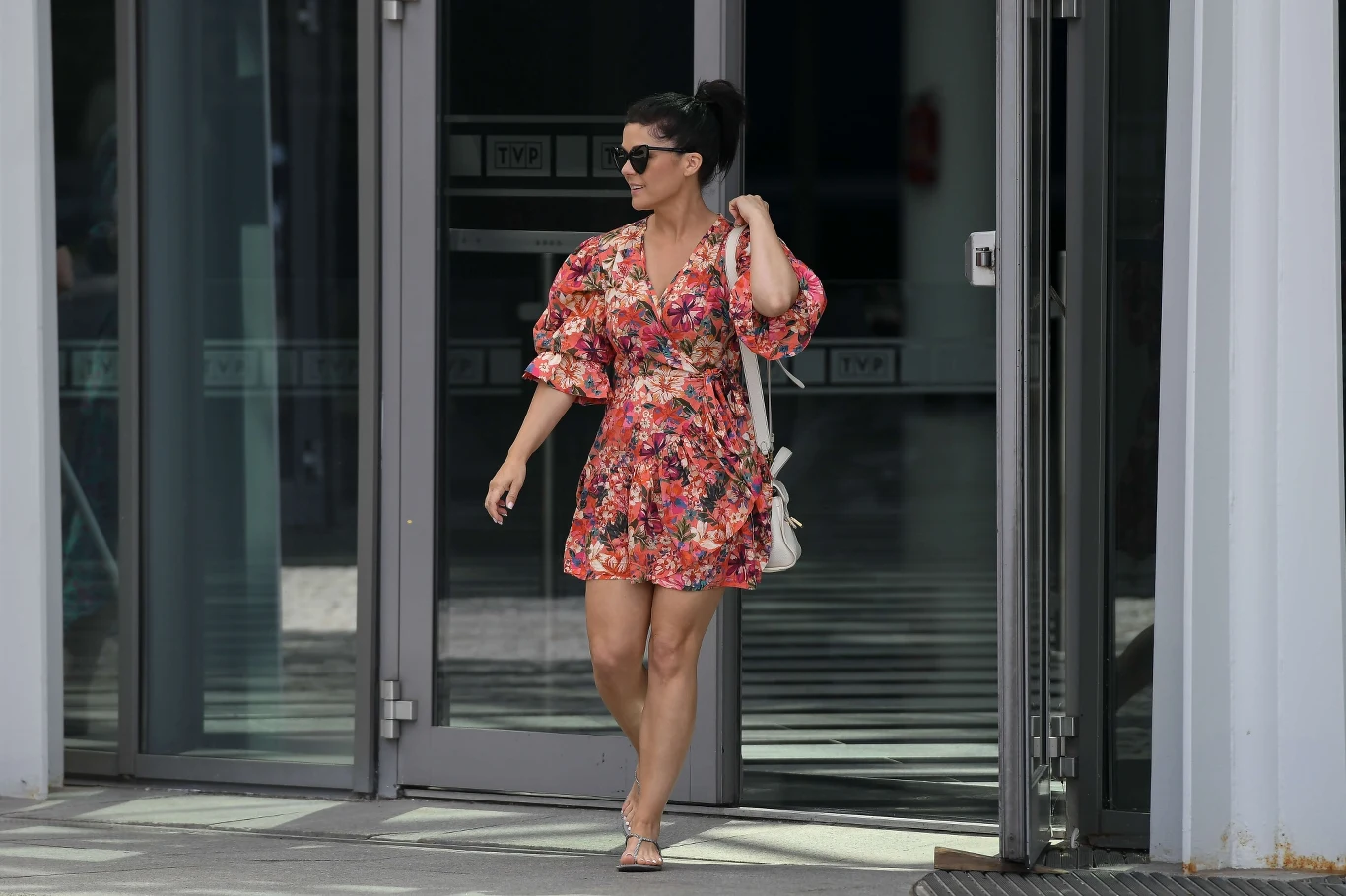 Katarzyna Cichopek w mini wychodzi z TVP. Odsłoniła opalone nóżki Katarzyna Cichopek w mini wychodzi z TVP. Odsłoniła opalone nóżki