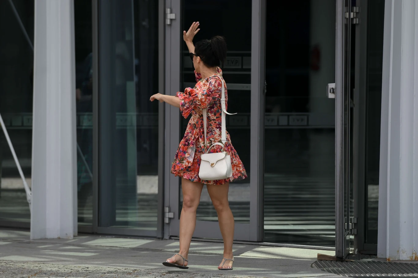 Katarzyna Cichopek w mini wychodzi z TVP. Odsłoniła opalone nóżki Katarzyna Cichopek w mini wychodzi z TVP. Odsłoniła opalone nóżki