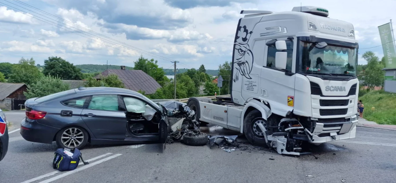 Zderzenie nieoznakowanego radiowozu z ciężarówką Zderzenie nieoznakowanego radiowozu z ciężarówką