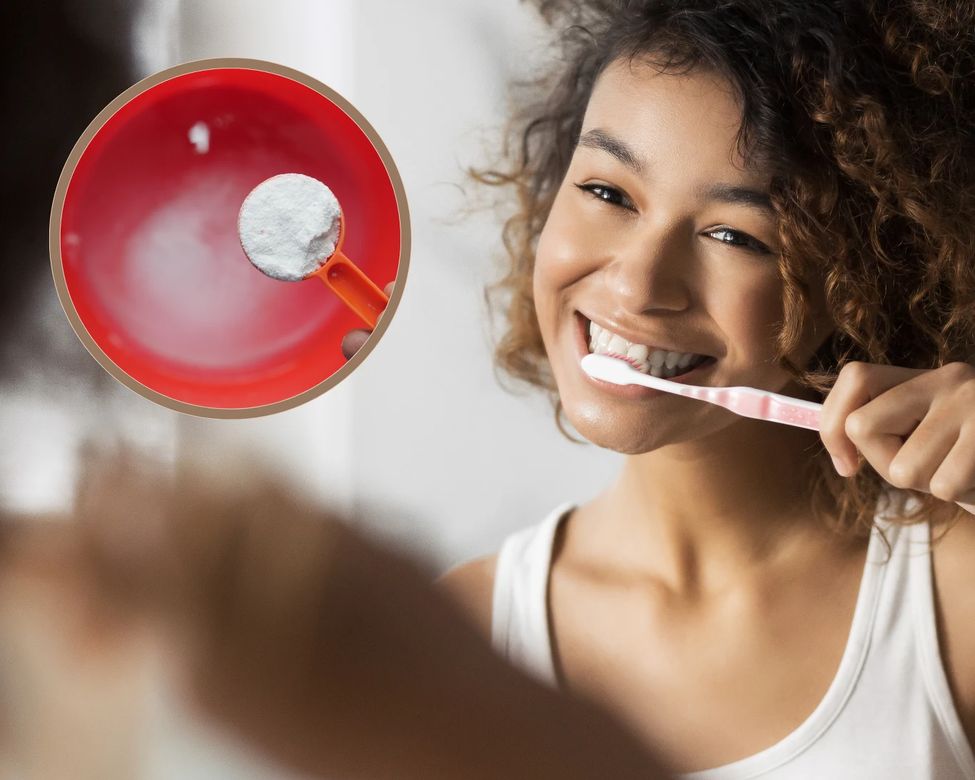 Olśniewająco białe zęby to marzenie wielu osób. Sposób na ich osiągnięcie jest zaskakująco łatwy