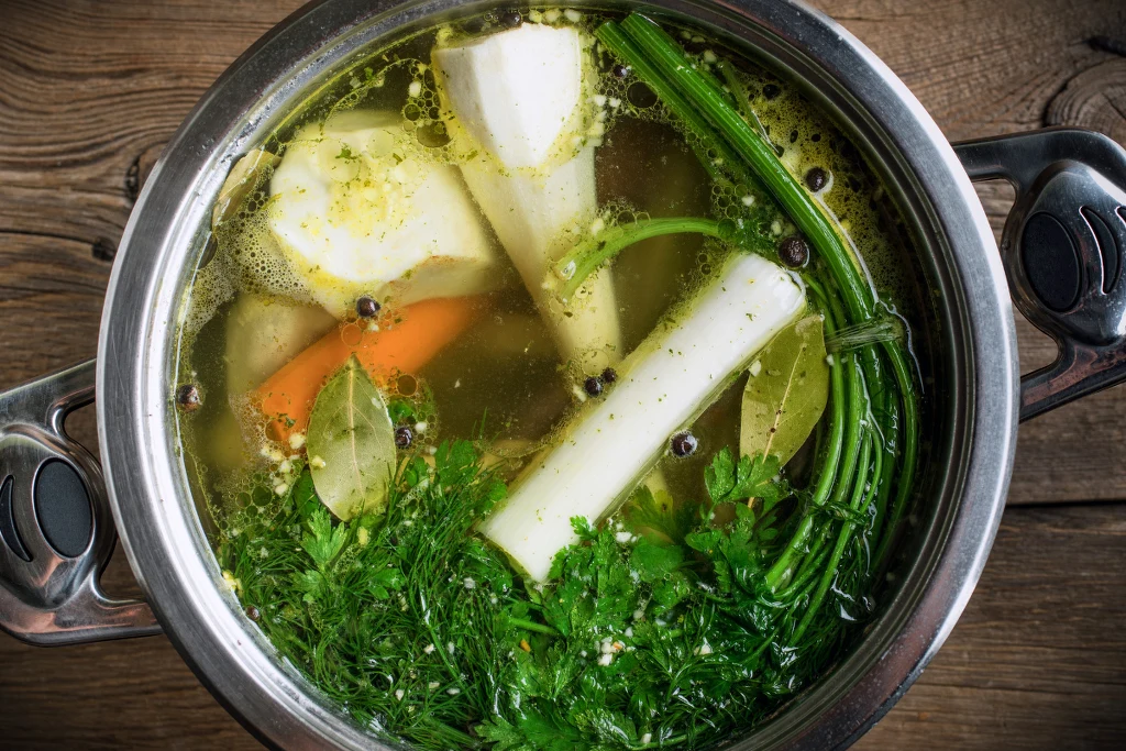 Nie wyrzucaj korzenia pietruszki z rosołu. Wesprze w odchudzaniu, wspomoże nerki i wymiecie wolne rodniki