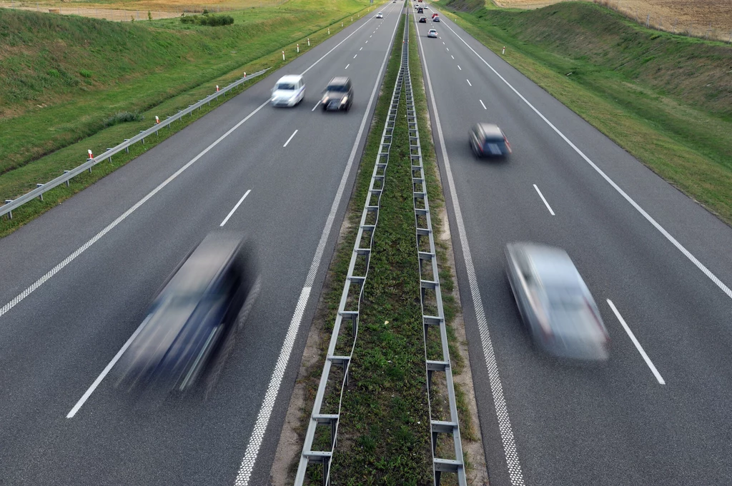 Maksymalna dopuszczalna prędkość na autostradach w Polsce to 140 km/h (jeśli znaki nie stanowią inaczej)