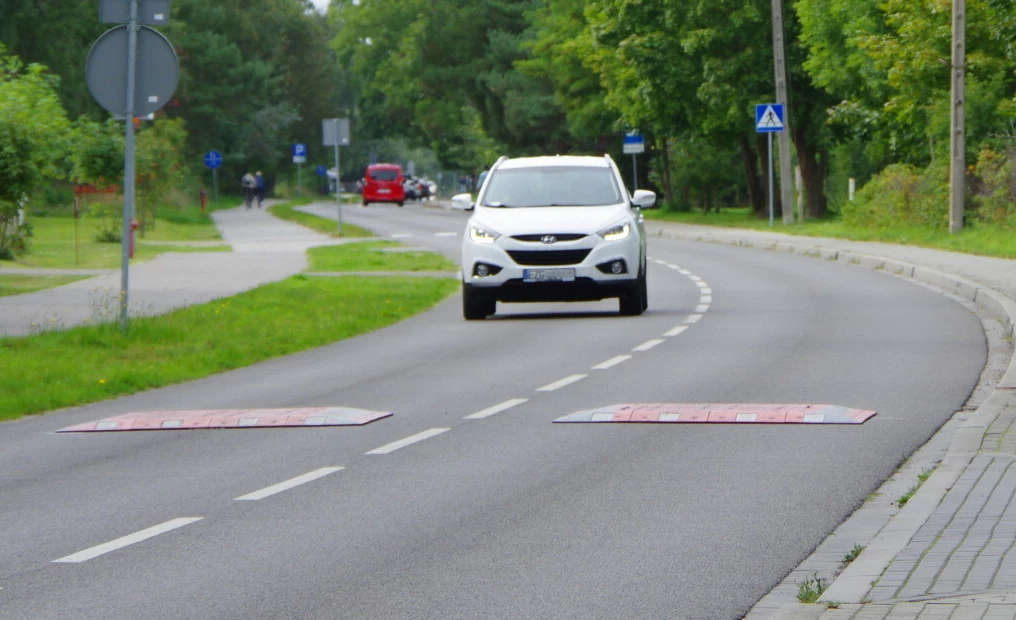 Czy wolno przejechać między progami zwalniającymi?