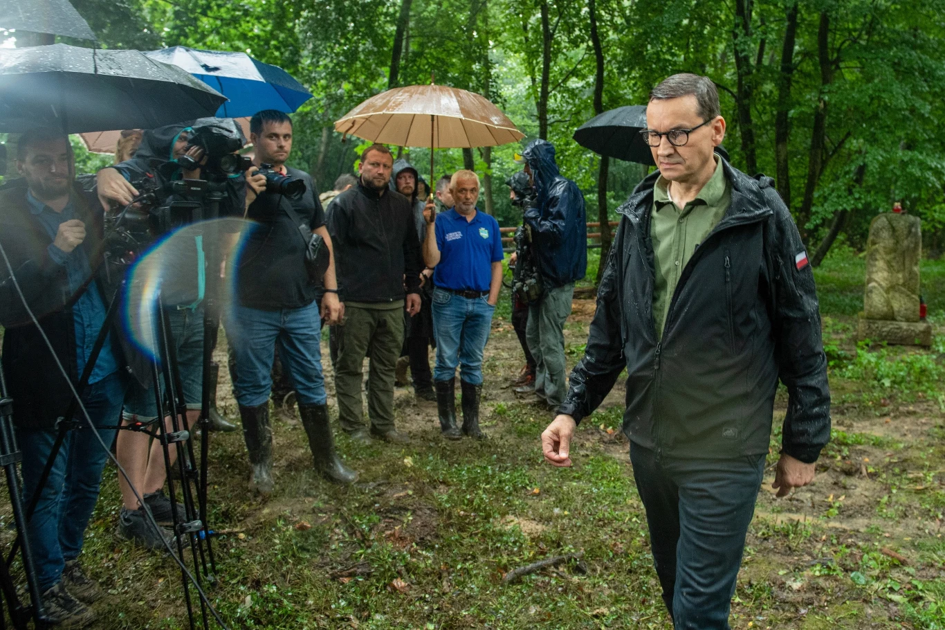 Mateusz Morawiecki we wsi Puźniki na Ukrainie oddał hołd ofiarom rzezi wołyńskiej, 7 lipca 2023 r. Mateusz Morawiecki we wsi Puźniki na Ukrainie oddał hołd ofiarom rzezi wołyńskiej, 7 lipca 2023 r.