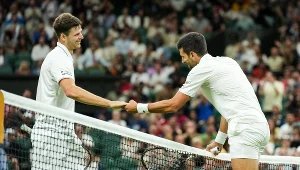 Hubert Hurkacz i Novak Djoković toczą bardzo wyrównany bój o ćwierćfinał Wimbledonu