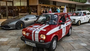 Kilkadziesiąt Fiatów 126p podbiło Monte Carlo. Skąd się tam wzięły? 