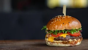 Burger King stanie przed sądem. Sieć została pozwana za serwowanie burgerów mniejszych, niż te przedstawione na reklamach