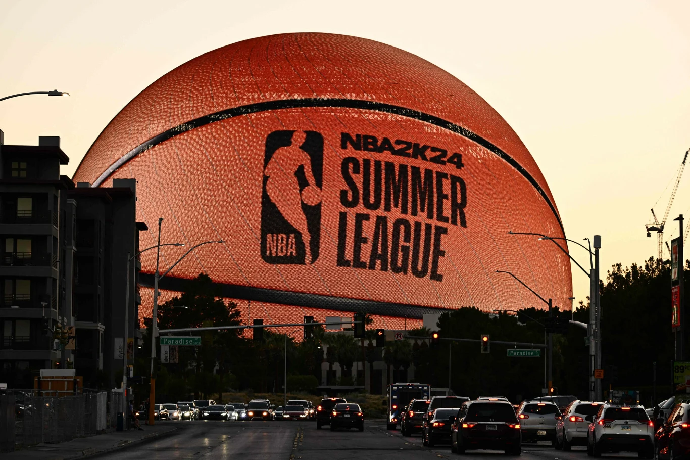Sphere, tym razem reklamujący letnią ligę NBA, wyróżnia się na tle Las Vegas Sphere, tym razem reklamujący letnią ligę NBA, wyróżnia się na tle Las Vegas