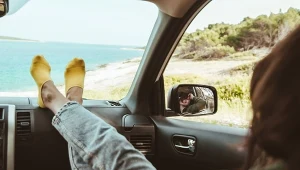 Nieprawidłowa pozycja pasażera w trakcie podróży autem może spowodować poważny uraz, a nawet śmierć w przypadku nawet niewielkiej kolizji