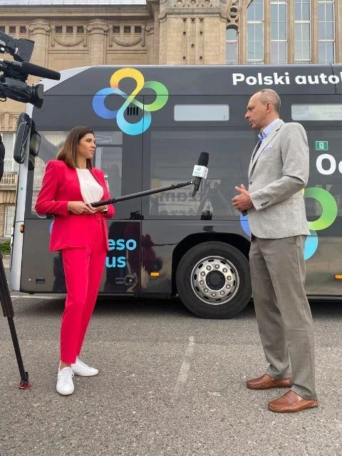 Reporterka Polsat News Anna Nosalska rozmawia z Maciejem Nietopielem, Prezesem PAK-PCE Polski Autobus Wodorowy