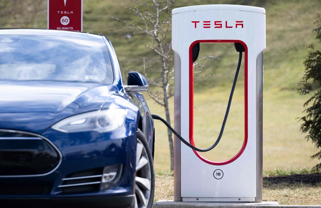 Tesla na ładowarce supercharger