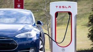 Tesla na ładowarce supercharger