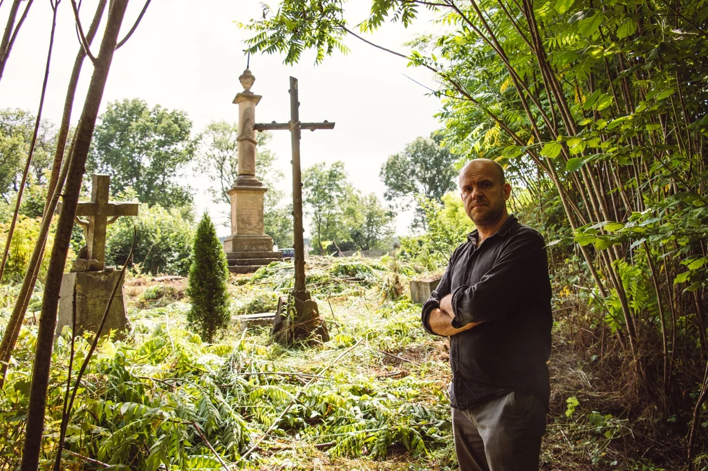 Witold Szabłowski przy jednym z miejsc pamięci ofiar rzezi wołyńskiej