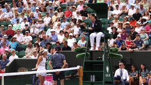 Mirra Andriejewa nie mogła się zgodzić z decyzją szwedzkiej sędzi. Owszem, wyrzuciła rakietę, ale chwilę wcześniej ratowała się przed upadkiem