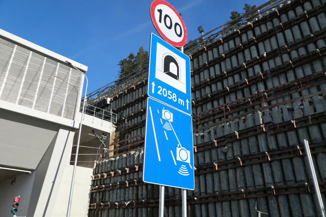 Przed tunelem znajdziemy informację o jego długości i obowiązującym ograniczeniu prędkości. Przed tunelem znajdziemy informację o jego długości i obowiązującym ograniczeniu prędkości.