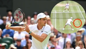 Wimbledon 2023. Hubert Hurkacz w jednej z akcji meczu IV rundy po mistrzowsku ograł Novaka Djokovicia