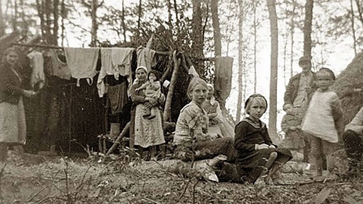 Wieś Przebraże w powiecie łuckim. Uchodźcy z miejscowości atakowanych i zagrożonych napadami nacjonalistów ukraińskich w bazie samoobrony. Lipiec 1943 r.