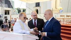 Minister Jacek Sasin w obecności Pawła Majewskiego (prezes Grupy Enea) wręcza ojcu Tadeuszowi Rydzykowi tysiącletni miecz