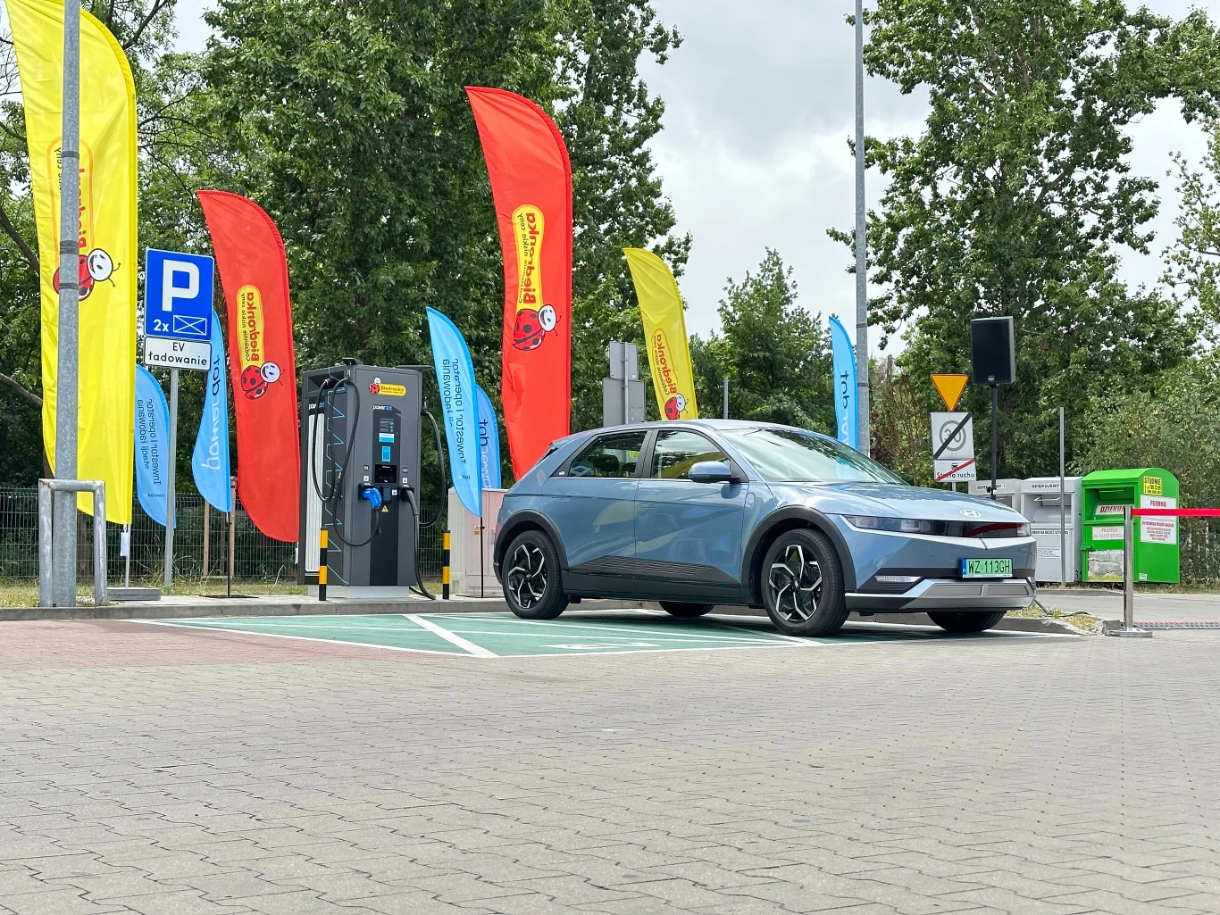 Do końca 2024 roku Powerdot chce postawić 600 szybkich stacji pod sklepami Biedronki