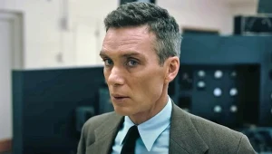 Cillian Murphy w scenie z filmu "Oppenheimer"