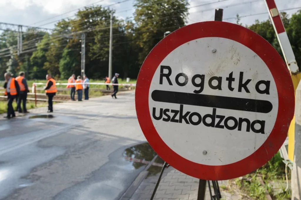 "Rogatka uszkodzona". Co oznacza ten znak i czy kierowca może jechać dalej? 