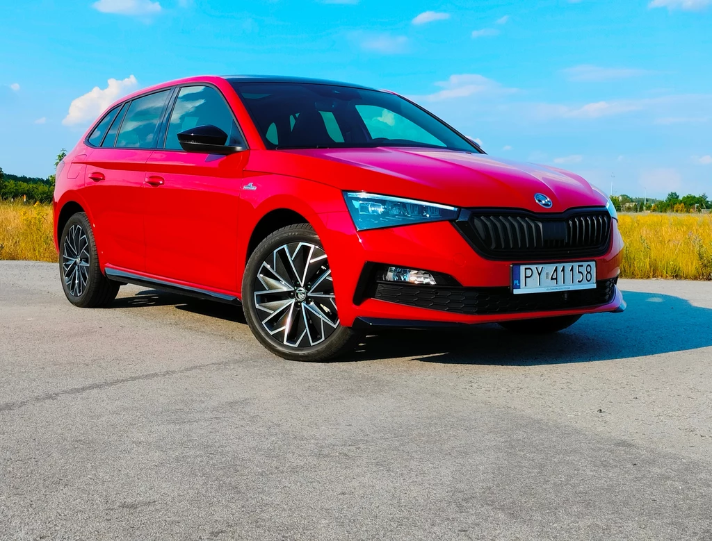 Skoda Scala Monte Carlo wyróżnia się m.in czarnymi dodatkami w postaci osłony chłodnicy, lusterek czy nakładek progowych