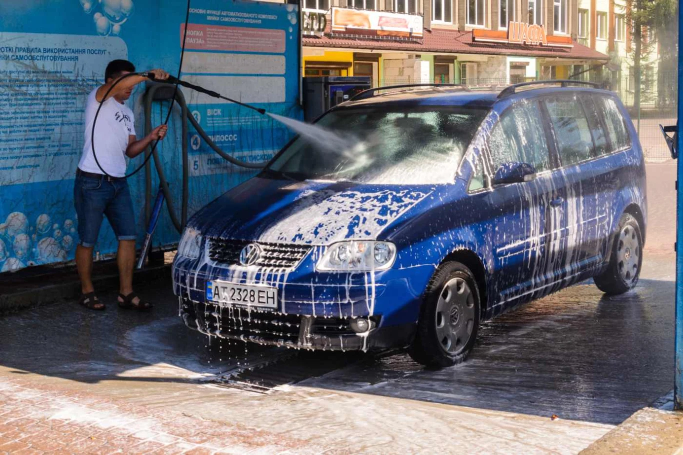 Mycie samochodu w upale może być bezpieczne, trzeba tylko pamiętać o kilku zasadach Mycie samochodu w upale może być bezpieczne, trzeba tylko pamiętać o kilku zasadach